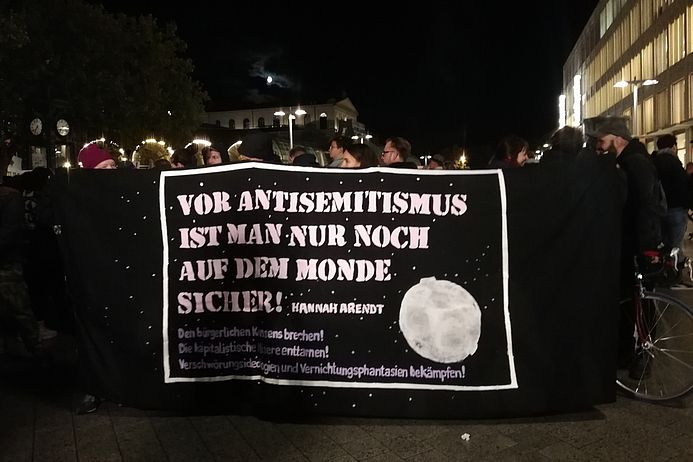 Foto der Mahnwache nach dem antisemitischen Anschlag in Halle 2019